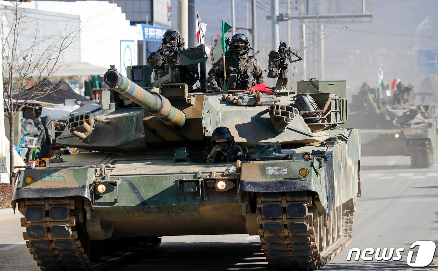 본문 이미지 - 지난달 30일 오전 경기도 양주시 백섭읍 일대에서 실시된 '육군 제1보병사단 혹한기 전술훈련' 중 K1 전차가 기동하고 있다. 2023.1.30/뉴스1 ⓒ News1 김도우 기자