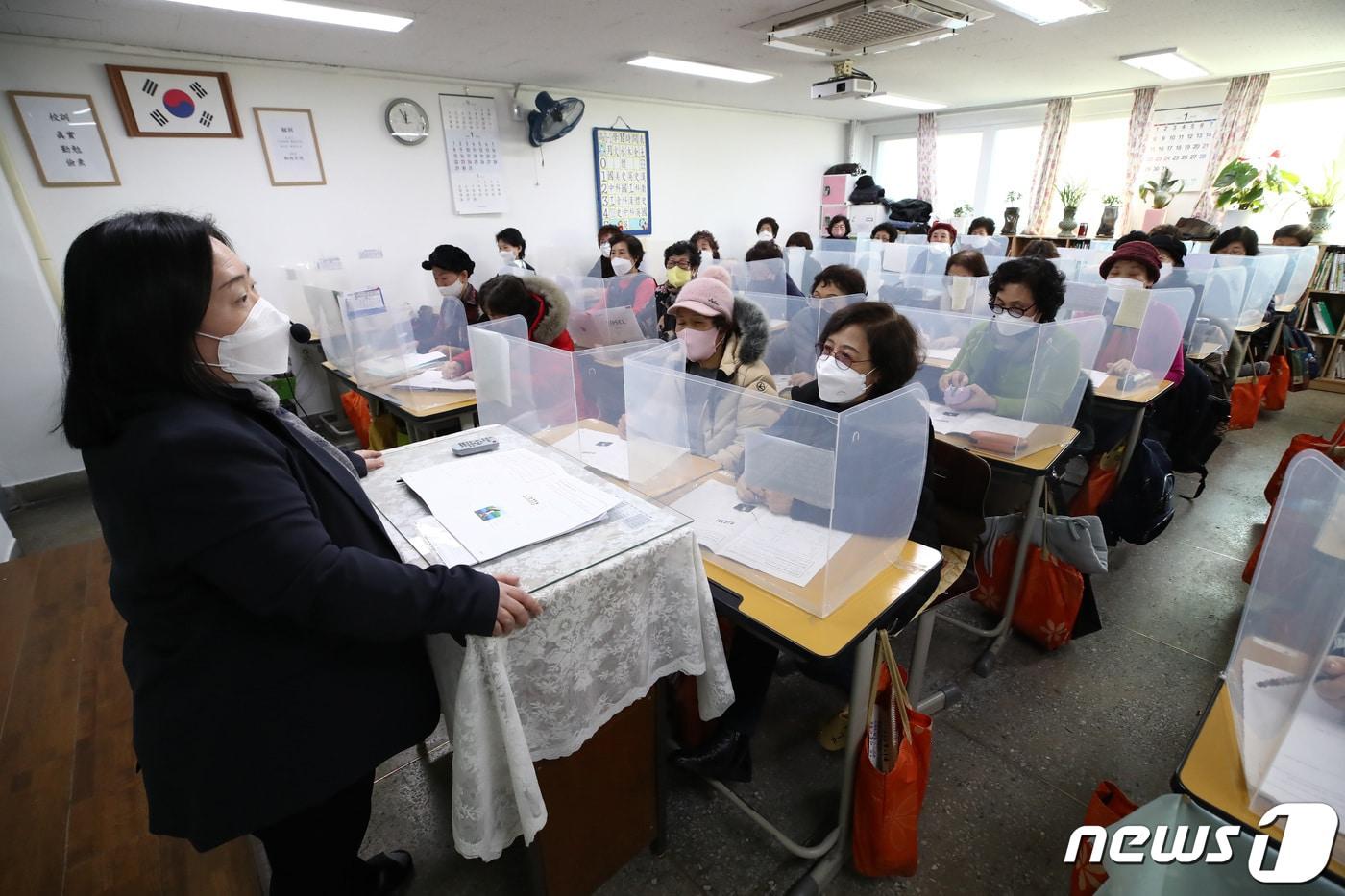 본문 이미지 - 서울 마포구 일성여자중고등학교에서 만학도들이 수업을 듣고 있다. (뉴스1DB) ⓒ News1 김민지 기자