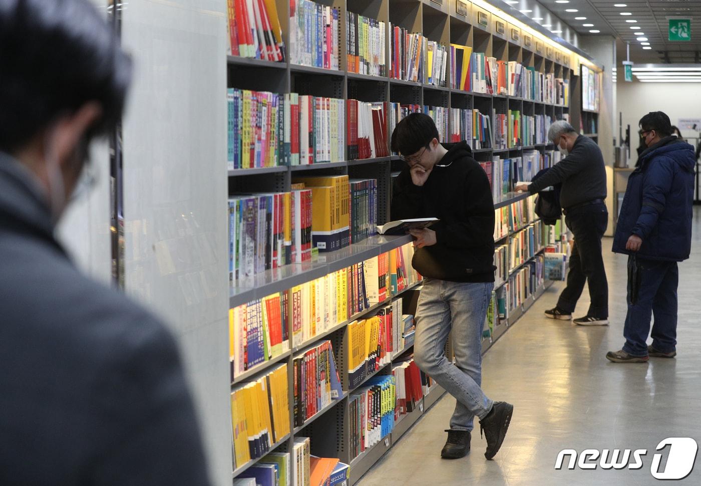 본문 이미지 - 서울의 한 대형 서점.  2023.1.30/뉴스1 ⓒ News1 신웅수 기자