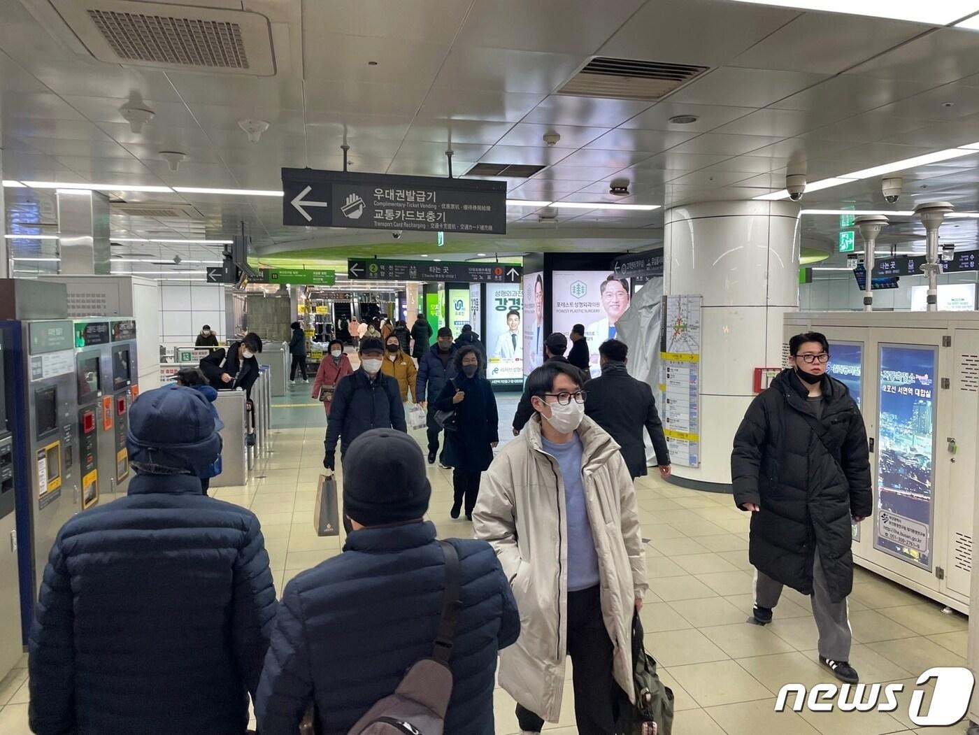 본문 이미지 - 실내 마스크 의무화 해제 첫날인 30일 오전 부산 부산진구 도시철도 2호선 서면역에 대부분 승객들이 마스크를 착용하고 있다.2023.1.30/뉴스1 강승우 기자