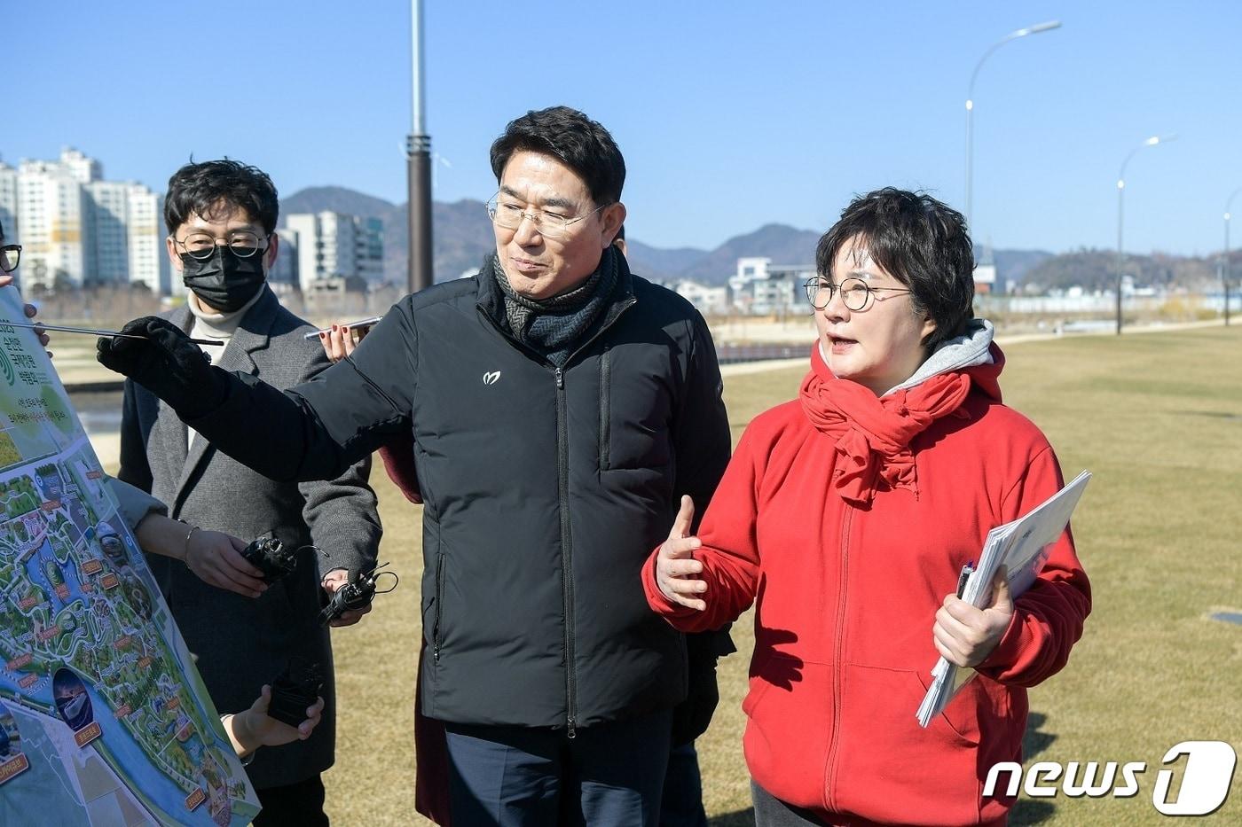 본문 이미지 - 노관규 순천시장이 30일 조수진 국민의힘 의원과 순천만국가정원을 찾아 현안 사업 건의 등 시정 현안을 공유하고 있다.(순천시 제공)2023.1.30/뉴스1