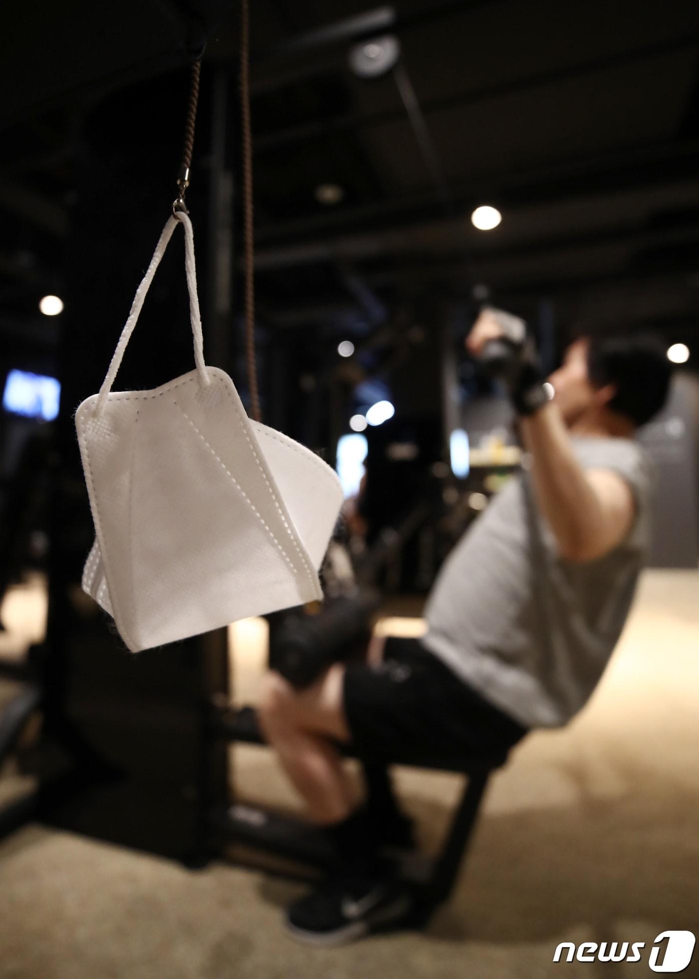 본문 이미지 - 실내 마스크 착용 의무 해제 첫 날인 30일 오후 서울 마포구 머슬마인드 피트니스센터에서 시민들이 마스크를 벗고 운동을 하고 있다. 2023.1.30/뉴스1 ⓒ News1 김민지 기자