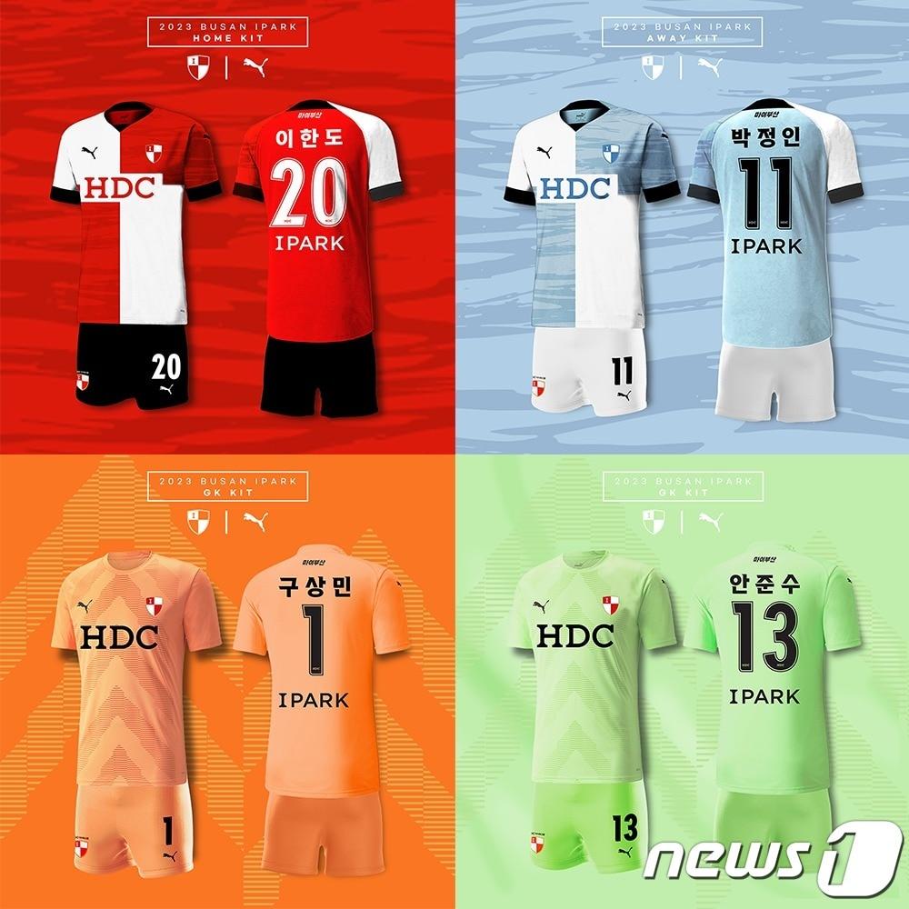 본문 이미지 -  부산아이파크가 공개한 2023시즌 유니폼 ‘STRONG SHIELD’의 홈 유니폼(왼쪽 위), 어웨이 유니폼(오른쪽 위), 골키퍼 킷(아래). (부산아이파크 제공) 