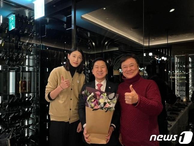 본문 이미지 - 국민의힘 당권주자인 김기현 의원이 27일 자신의 페이스북에 배구선수 김연경, 가수 남진과 함께 찍은 사진을 공개했다. (김기현 의원 페이스북 갈무리)