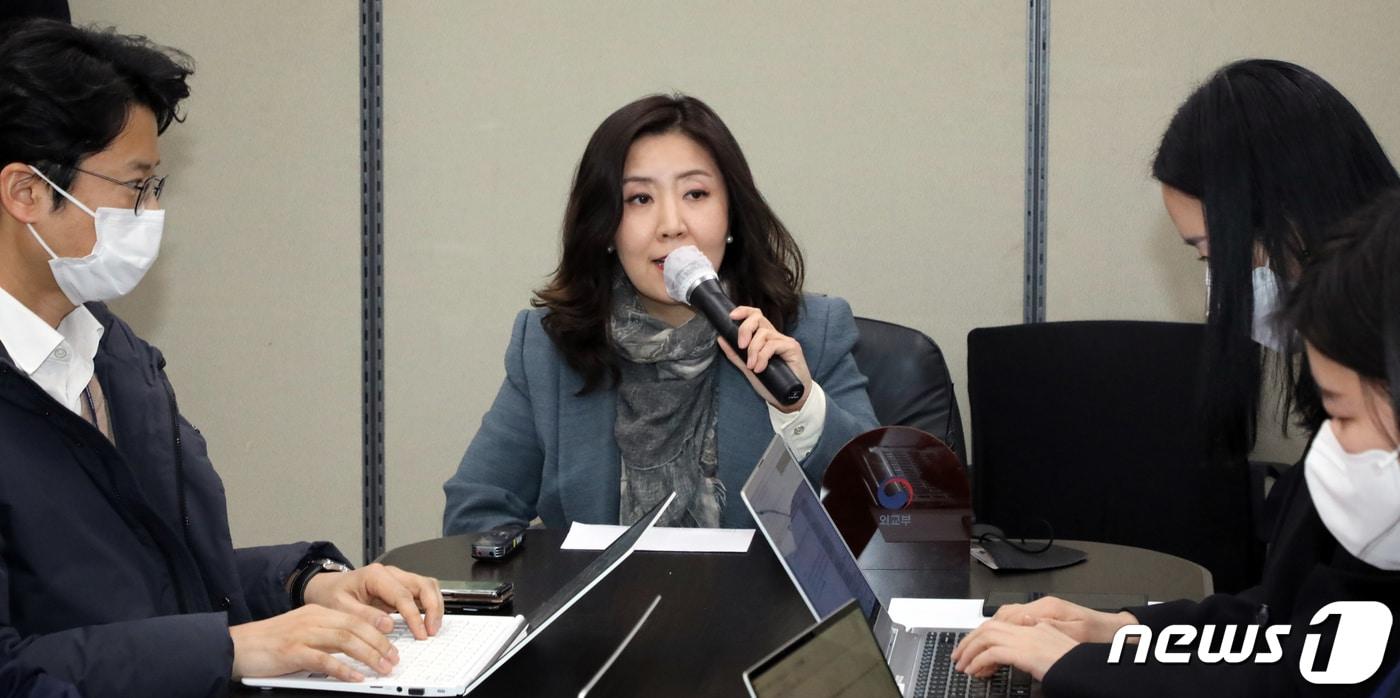 본문 이미지 - 서민정 외교부 아시아·태평양국장이 30일 오후 정부서울청사 별관에서 후나코시 다케히로 일본 외무성 아시아·대양주국장과의 한일 국장급 협의를 마친 뒤 그 결과를 설명하고 있다. 2023.1.30/뉴스1 ⓒ News1 김명섭 기자