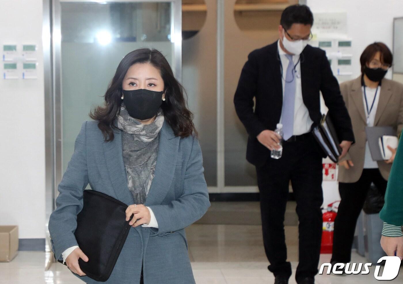 본문 이미지 - 서민정 외교부 아시아·태평양국장(왼쪽)이 30일 오후 정부서울청사 별관에서 후나코시 다케히로 일본 외무성 아시아·대양주국장과의 협의를 마치고 이동 중이다. 2023.1.30/뉴스1 ⓒ News1 김명섭 기자