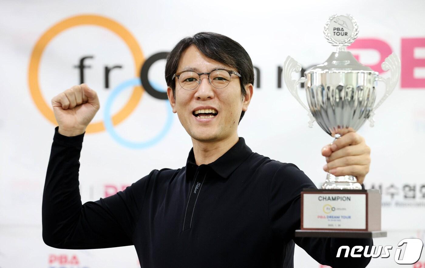 전승래 선수가 30일 경기 고양시 일산 PBC 캐롬당구클럽에서 열린 2022-2023 프롬 PBA 드림투어 5차전 결승전에서 우승해 우승 트로피를 들고 기념 촬영하고 있다. (PBA 투어 제공) 2023.1.30/뉴스1
