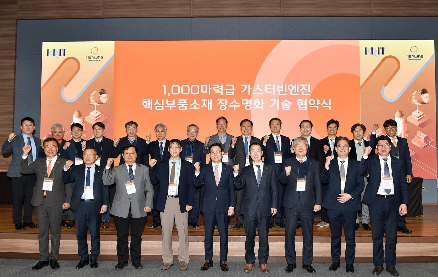 지난 30일 경남 창원에서 열린 '1000마력급 무인기용 가스터빈엔진 핵심부품소재 장수명화 기술 협약식'에 참가한 한화에어로스페이스 손재일 대표(앞줄 가운데) 등 관계자들이 기념사진을 촬영하고 있다.(한화에어로스페이스 제공)