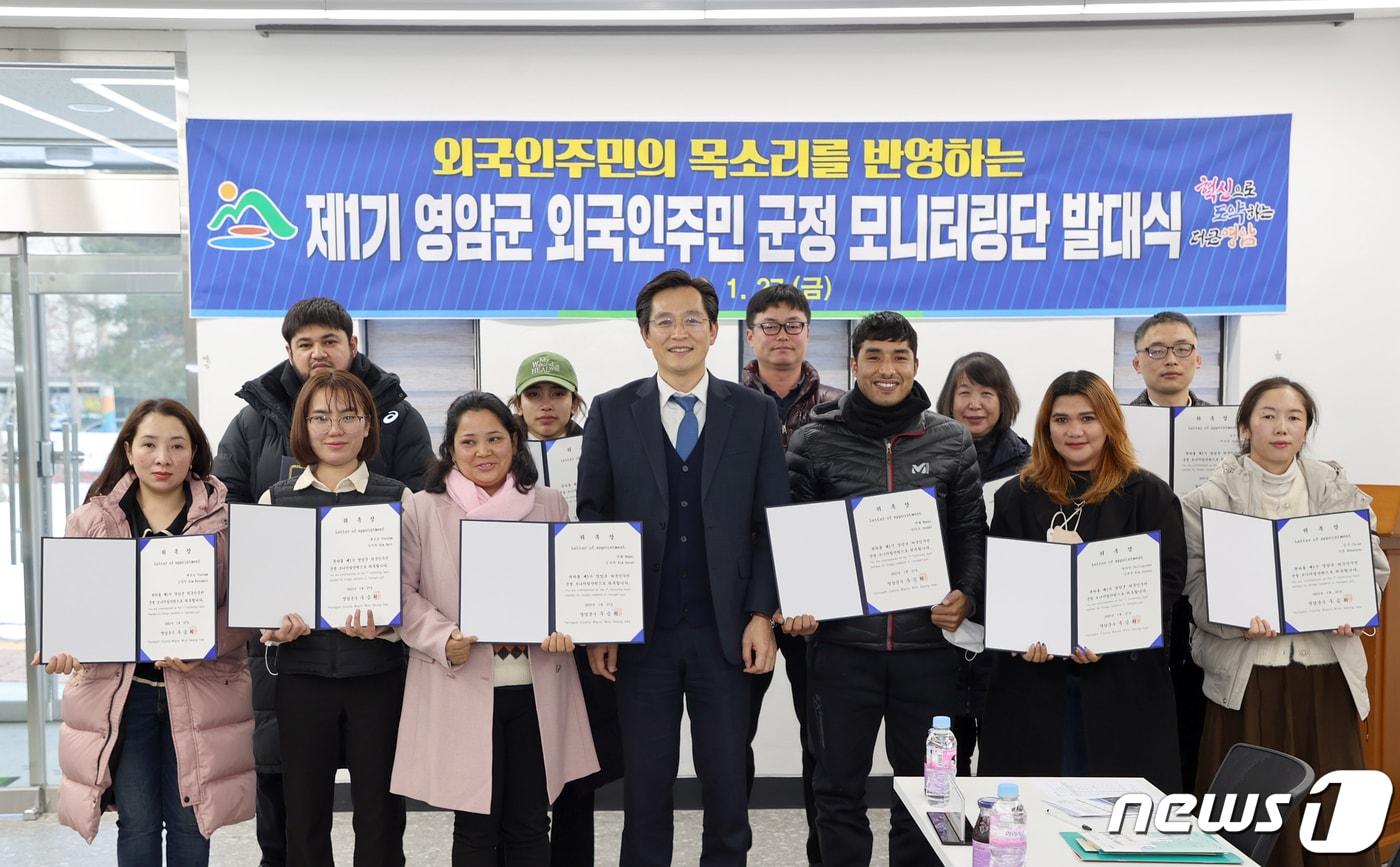 본문 이미지 - 영암군의 외국인주민 군정 모니터링단 발대식 모습. 가운데가 우승희 영암군수./뉴스1