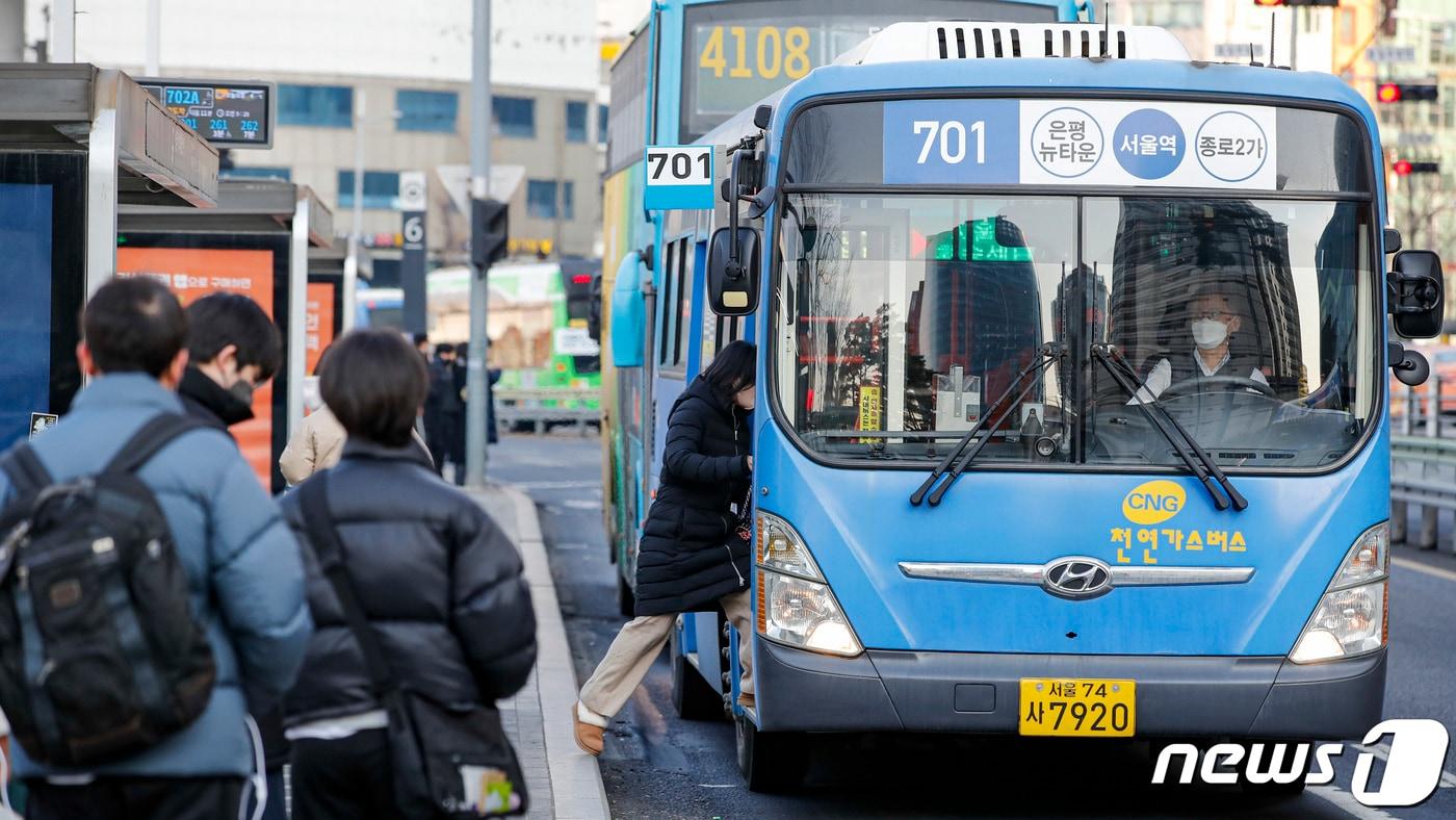 서울 중구 서울역 인근 버스정류장에서 시민들이 버스를 이용하는 모습.  ⓒ News1 