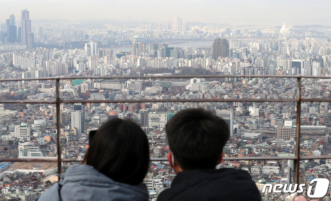 본문 이미지 - 서울 남산에서 바라본 아파트 단지의 모습. 2023.1.31/뉴스1 ⓒ News1 김진환 기자