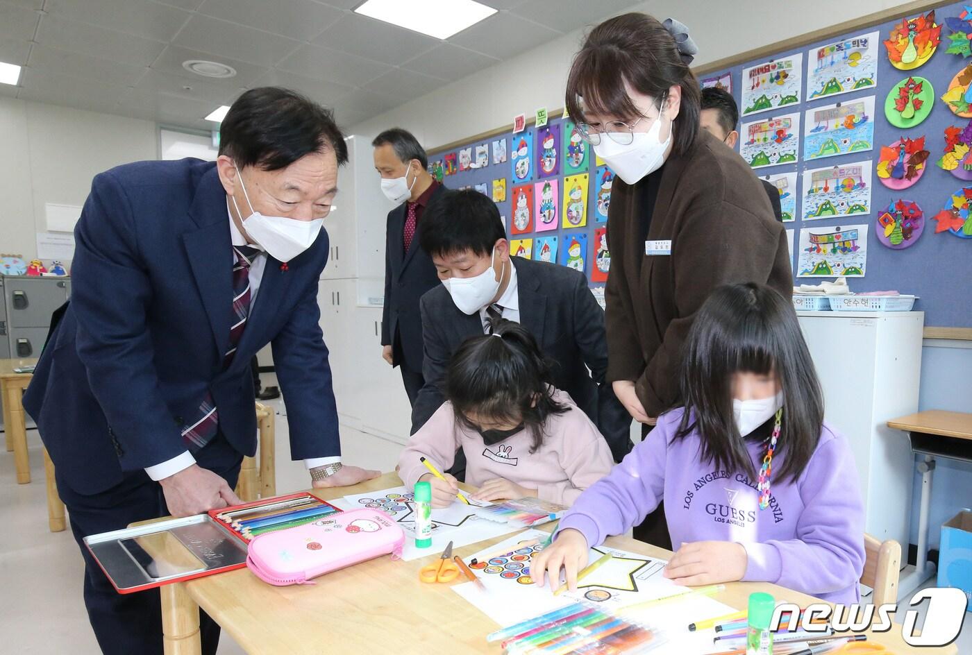 설동호 대전시교육감이 초등 늘봄학교 정책 관련 의견을 수렴하기 위해 31일 대전호수초등학교를 방문, 겨울방학 중 돌봄교실 학생들의 활동 모습을 살펴보고 있다. ⓒNews1 김기태 기자