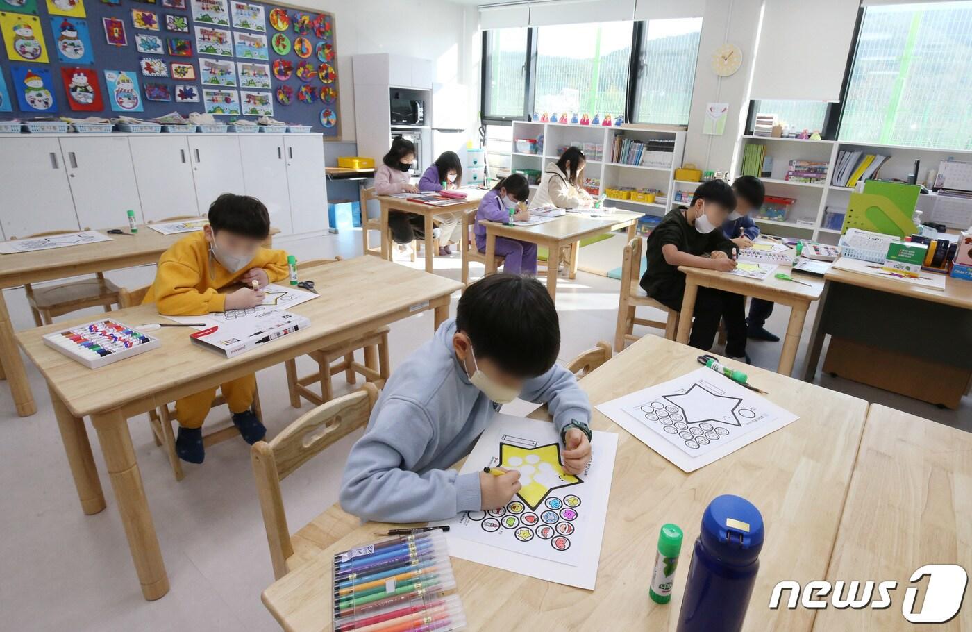 본문 이미지 - 대전 서구 호수초등학교 초등돌봄교실에서 학생들이 프로그램을 참여하고 있는 모습 ⓒ News1 DB