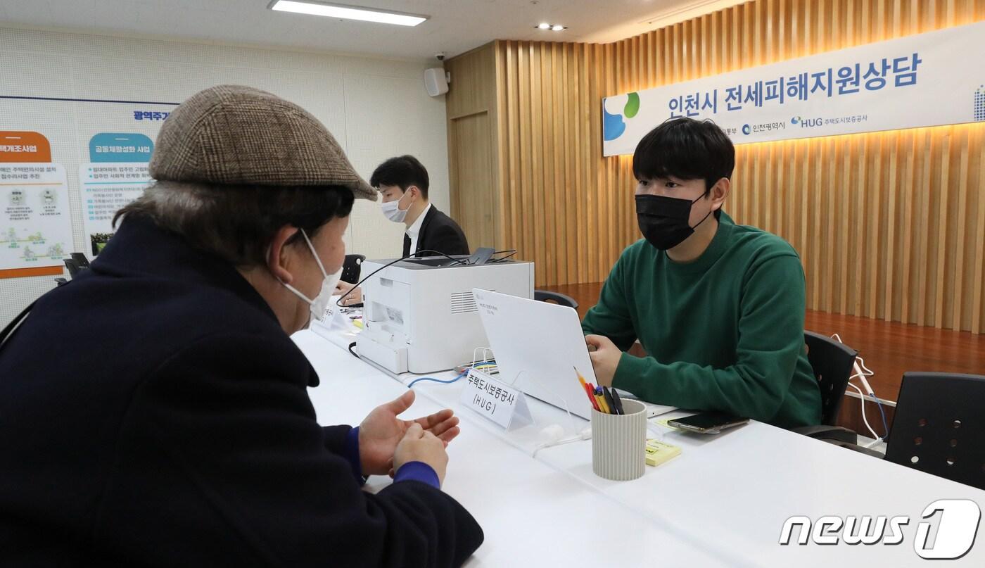 본문 이미지 - 31일 인천 부평구 더샵 부평센트럴시티 상가에 임시 개소한 인천시 전세피해지원센터에 전세사기 피해자들이 상담을 받고 있다. 2023.1.31/뉴스1 ⓒ News1 박지혜 기자