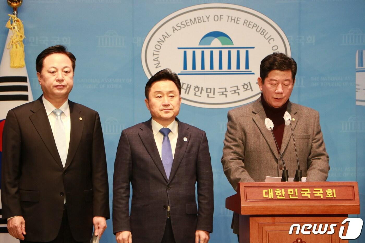 본문 이미지 - 박재호 더불어민주당 의원(오른쪽)과 최인호 의원(가운데), 김두관 의원(왼쪽)이 31일 국회 소통관에서 'TK신공항만 속도 내는 윤석열 정부와 국민의힘, 더 이상 좌시하지 않겠습니다' 기자회견에서 발언하고 있다.(최인호 의원실 제공)