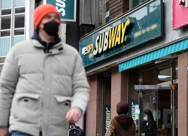 본문 이미지 - 서울 시내 한 써브웨이 매장. 2023.1.31/뉴스1 ⓒ News1 김진환 기자