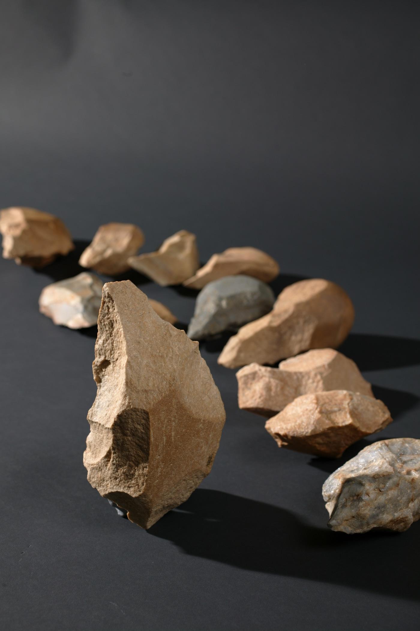 본문 이미지 -  아슐리안 주먹도끼. (국립중앙박물관 제공) 