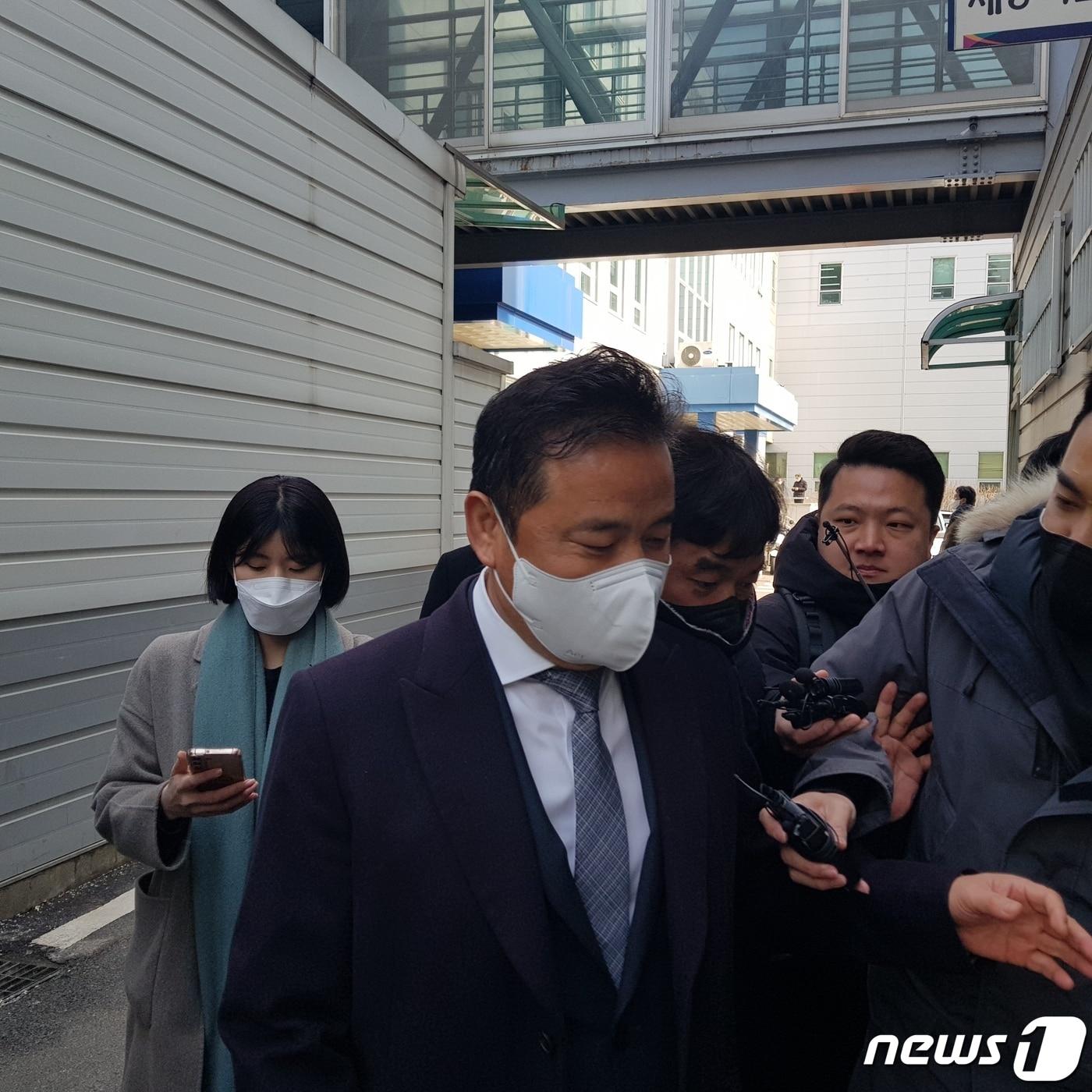 본문 이미지 - 검찰이 공직선거법 위반 혐의로 불구속 기소한 임종성(더불어민주당, 경기 광주을) 국회의원이 선고공판에 참석하기 위해 수원지법 성남지원으로 출석하고 있다. ⓒ News1 김평석 기자