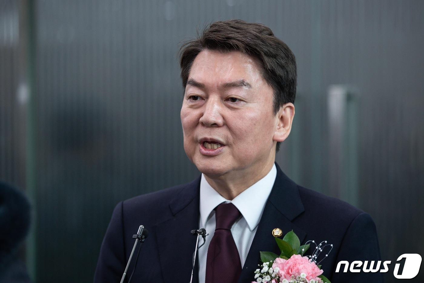 국민의힘 당권 주자인 안철수 의원이 31일 서울 강북구 강북문화예술회관에서 열린 국민의힘 강북구(갑, 을) 당협 신년 인사회 참석 후 취재진 질문에 답하고 있다. 2023.1.31/뉴스1 ⓒ News1 유승관 기자