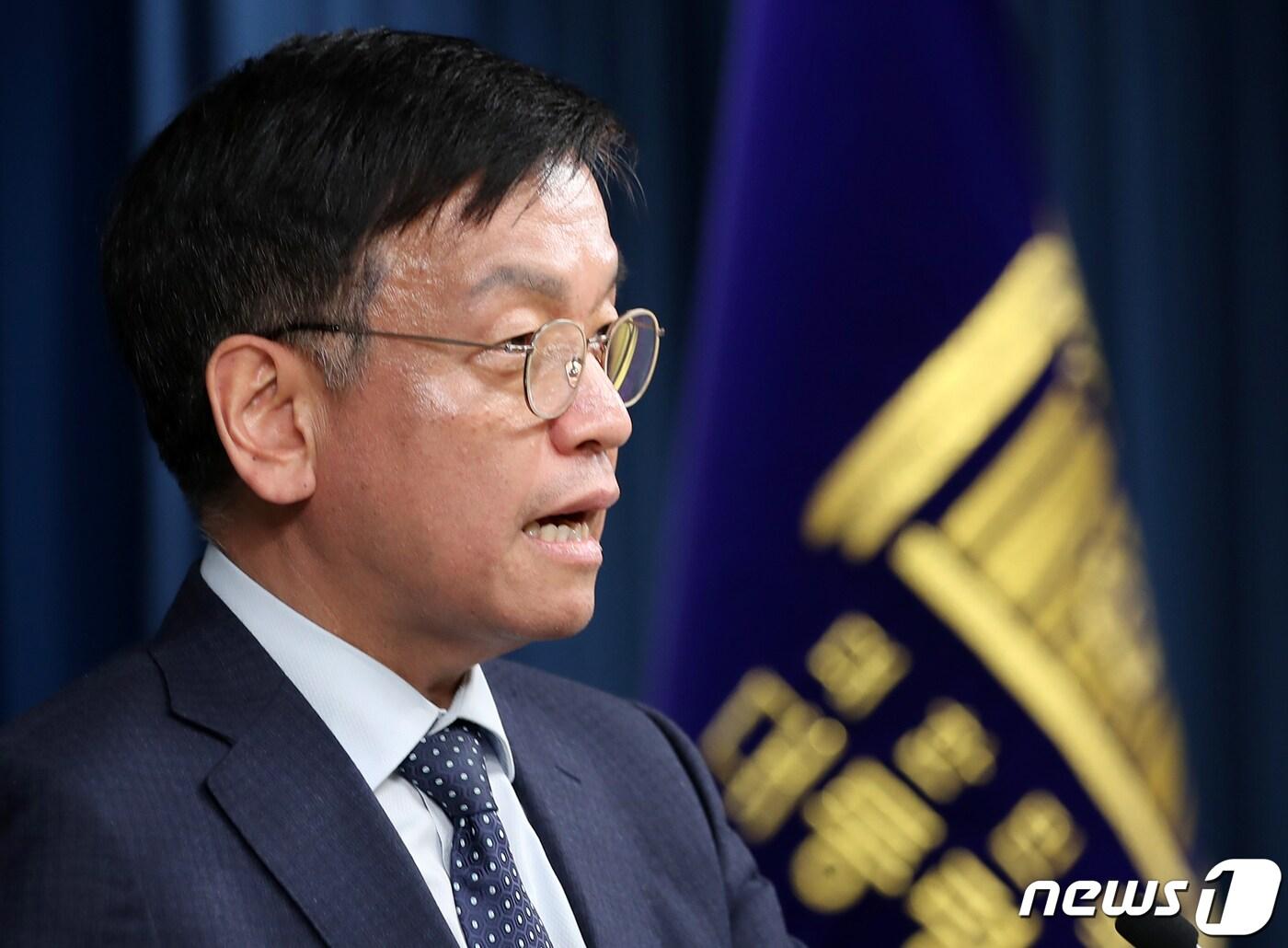 본문 이미지 - 최상목 경제수석이 31일 용산 대통령실 청사에서 UAE 투자유치 후속조치 점검회의 관련 브리핑을 하고 있다. 2023.1.31/뉴스1 ⓒ News1 오대일 기자