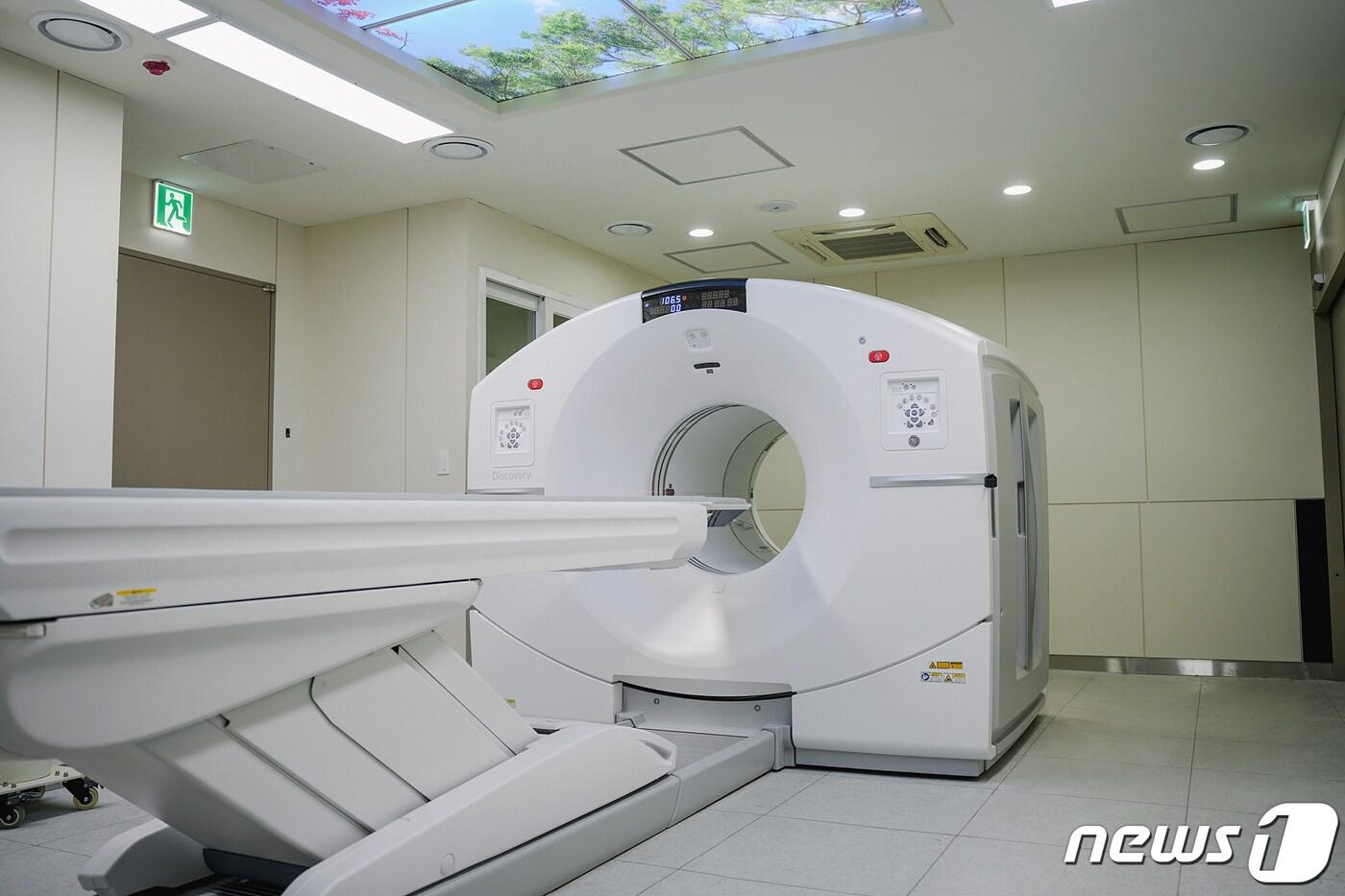 본문 이미지 - 인제대 부산백병원이 오는 2월부터 운영할 암 진단 장비 PET-CT ‘디스커버리 엠아이’(Discovery MI). (부산백병원 제공)