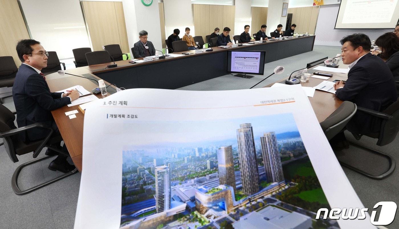 대전역세권 복합2구역 개발사업 추진상황 보고회가 31일 동구청 10층 중회의실에서 열렸다.보고회에는 박희조 동구청장, 한화건설, 한국철도공사 관계자 등이 참석해 한화건설 전략사업 1팀 주관으로 추진 계획 등 전반적인 보고와 신속한 사업 추진을 위한 방안이 논의됐다.(대전 동구 제공) ⓒ News1 