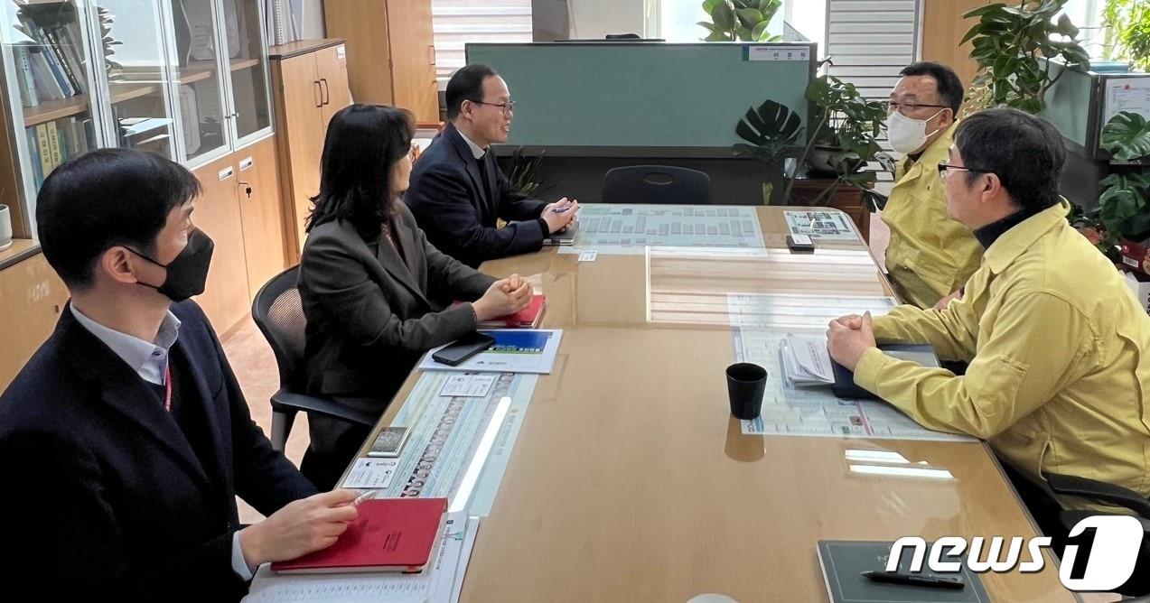 본문 이미지 - 대구환경청과 대구시는 31일 대구시 산격청사에서 미세먼지 계절 관리제 협의 간담회를 가지고 미세먼지 저감 대책 등을 논의했다. (대구환경청 제공) 2023.1.31/뉴스1