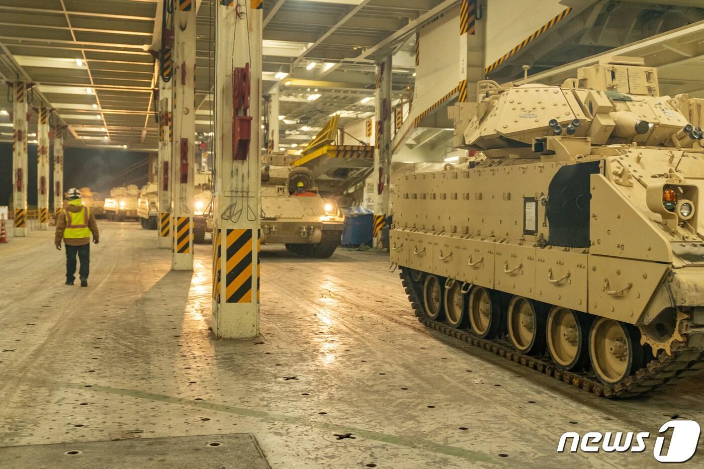 25일(현지시간) 미국 사우스캐롤라이나주(州) 노스찰스턴 수송장에서 우크라이나 군 지원용 브래들리 장갑차가 차례차례 선박에 실리고 있다. 2023.1.25. ⓒ 로이터=뉴스1 ⓒ News1 권진영 기자