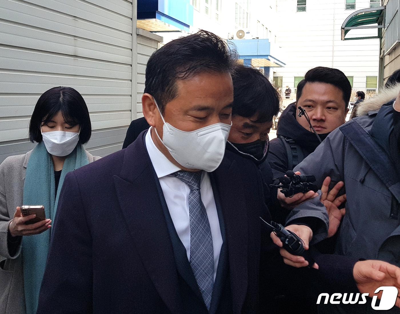 본문 이미지 - 임종성 더불어민주당 의원이 31일 경기 성남시 수원지법 성남지원에서 열린 공직선거법 위반 혐의 선고 공판에 출석하고 있다. 임 의원은 이날 공판에서 징역 4개월에 집행유예 2년을 선고받았다. 공직선거법 상 벌금 100만원 이상의 형이 확정되면 의원직을 상실하게 된다. 2023.1.31/뉴스1 ⓒ News1 김평석 기자