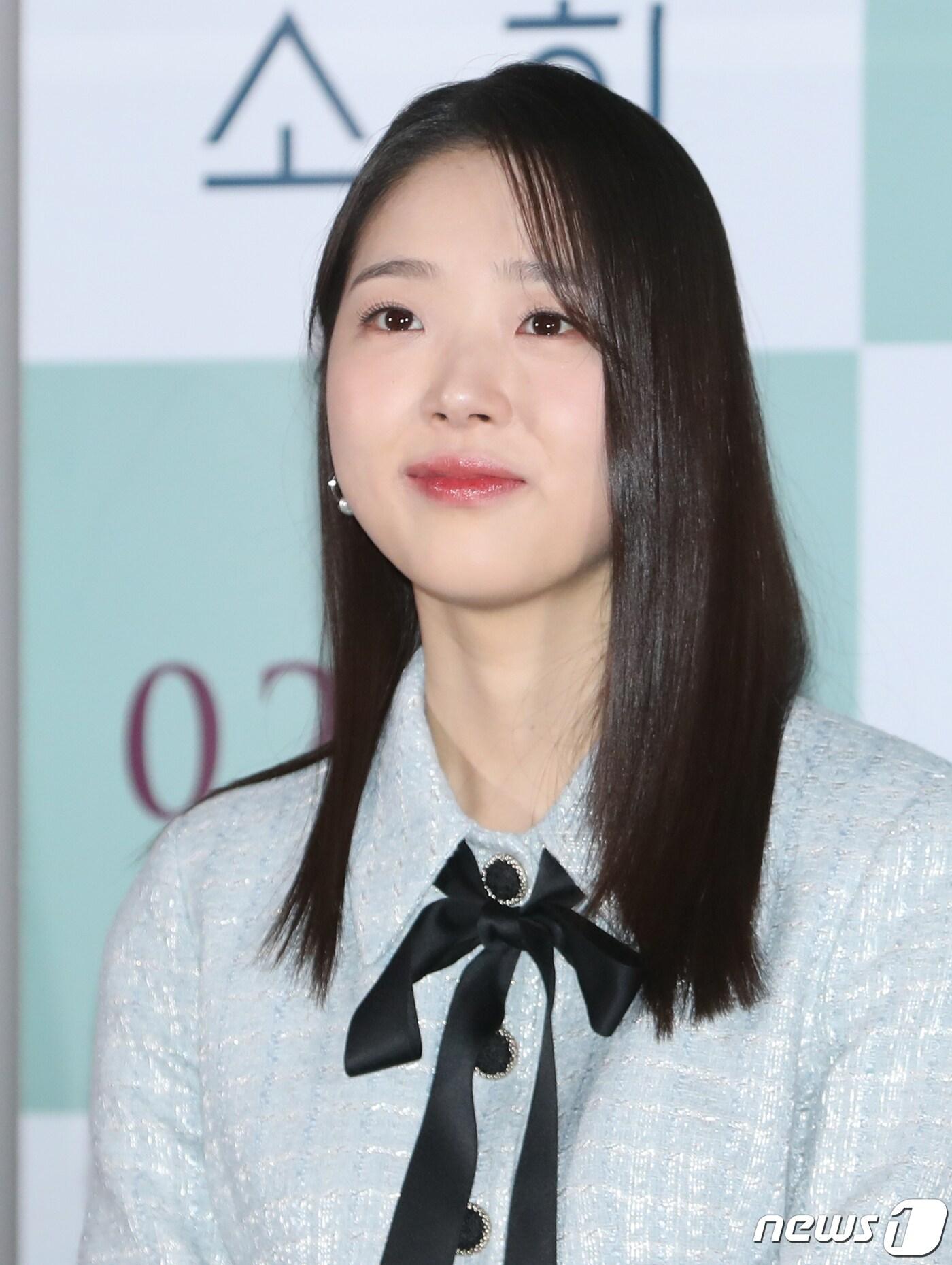 본문 이미지 - 배우 김시은이 31일 서울 용산구 CGV 용산아이파크몰에서 열린 영화 &#39;다음 소희&#39;&#40;감독 정주리&#41; 언론시사회에서 옅은 미소를 짓고 있다. &#39;다음 소희&#39;는 당찬 열여덟 고등학생 소희&#40;김시은 분&#41;가 현장실습에 나가면서 겪게 되는 사건과 이를 조사하던 형사 유진&#40;배두나 분&#41;이 같은 공간, 다른 시간 속에서 마주하게 되는 강렬한 이야기를 그린 작품이다. 2023.1.31/뉴스1 ⓒ News1 권현진 기자