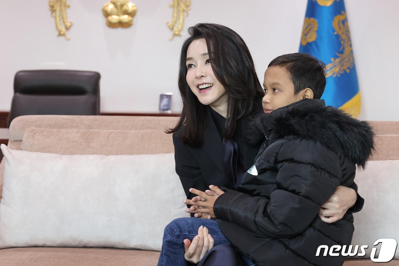 김건희 여사가 31일 용산 대통령실 청사를 찾은 캄보디아 소년 옥 로타&#40;14&#41;군을 재회하며 안아주고 있다. 김 여사는 지난해 11월 윤 대통령의 동남아 순방 당시 캄보디아 헤브론 의료원에서 심장 수술을 받은 로타의 집을 찾았다. &#40;대통령실 제공&#41; 2023.1.31/뉴스1 ⓒ News1 오대일 기자