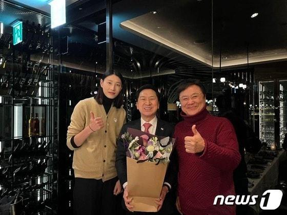 본문 이미지 - 배구선수 김연경씨(왼쪽부터)와 김기현 국민의힘 의원, 가수 남진씨(사진=김기현 의원 페이스북) ⓒ News1