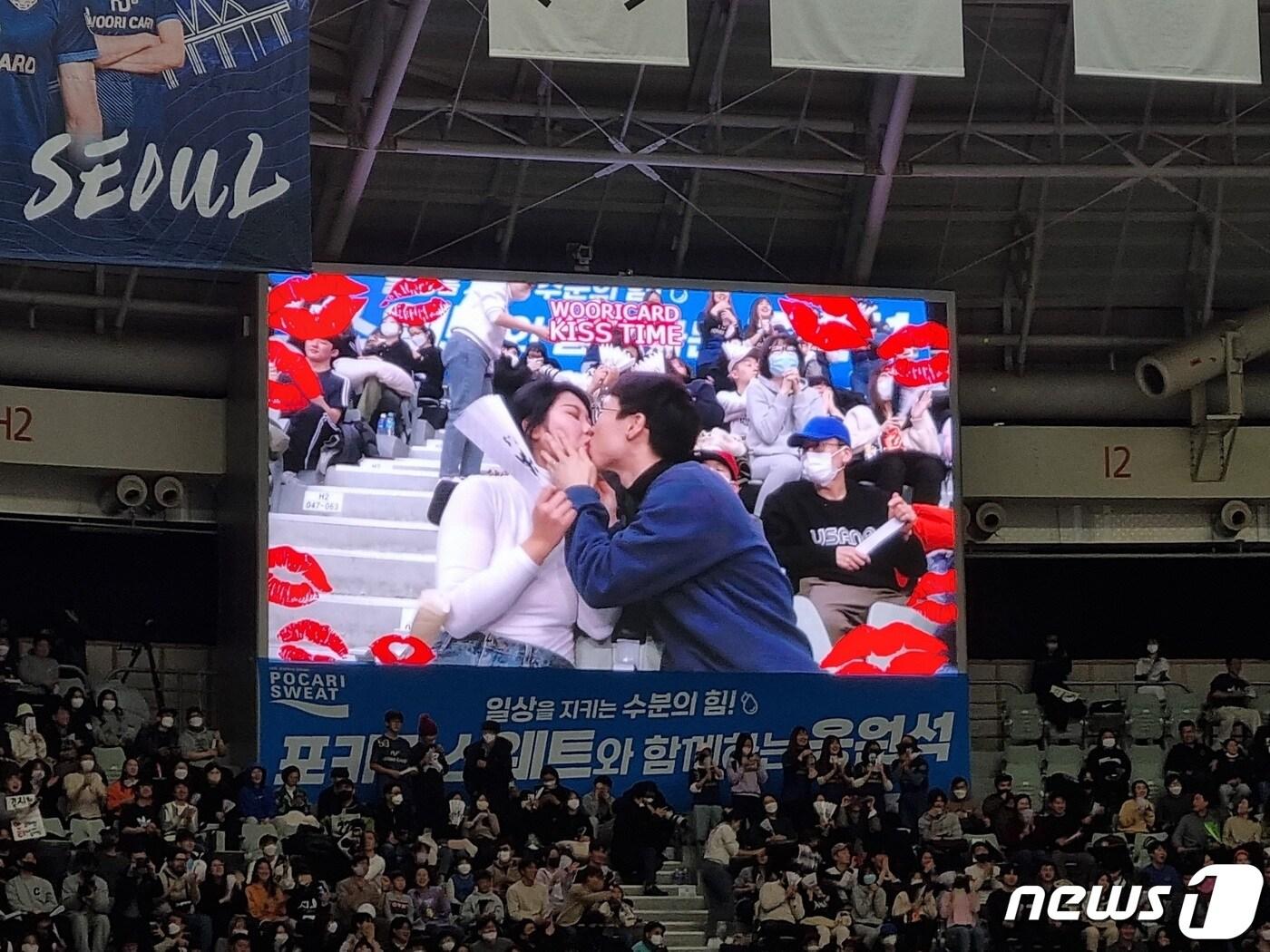 본문 이미지 - 우리카드의 '키스 타임' 이벤트 ⓒ News1 안영준 기자