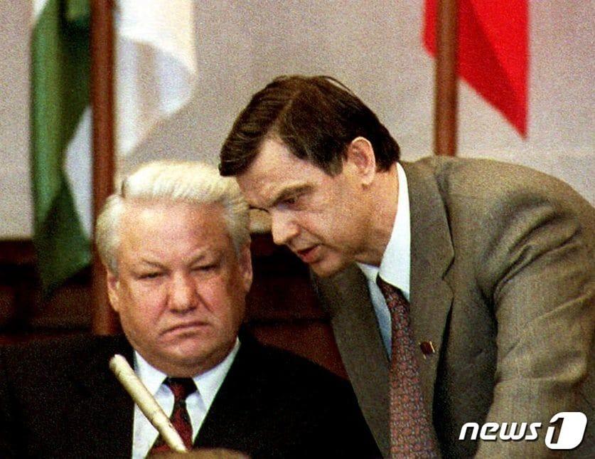 본문 이미지 - 1993년 3월26일(현지시간) 보리스 옐친 러시아 대통령(왼쪽)과 루슬란 하스불라토프최고회의 의장(오른쪽)이 모스크바에서 열린 인민대표대회 긴급회의에서 대화를 나누고 있는 모습. 1993.03.26/뉴스1 ⓒ AFP=뉴스1 ⓒ News1 김민수 기자