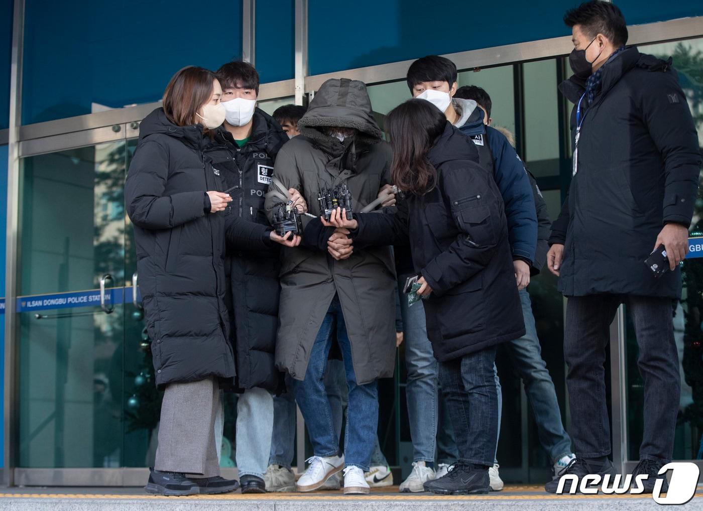 본문 이미지 - 택시기사와 집주인을 잔인하게 살해하고 시신을 유기한 혐의로 구속된 이기영이 4일 오전 경기 고양시 일산동부경찰서에서 검찰로 송치되고 있다. 이기영은 지난달 20일 60대 남성 택시기사를 살해하고 시신을 유기했으며, 그보다 넉 달 앞선 지난해 8월 집주인인 동거녀를 살해한 뒤 시신을 유기했다고 진술했다. 2023.1.4/뉴스1 ⓒ News1 신웅수 기자