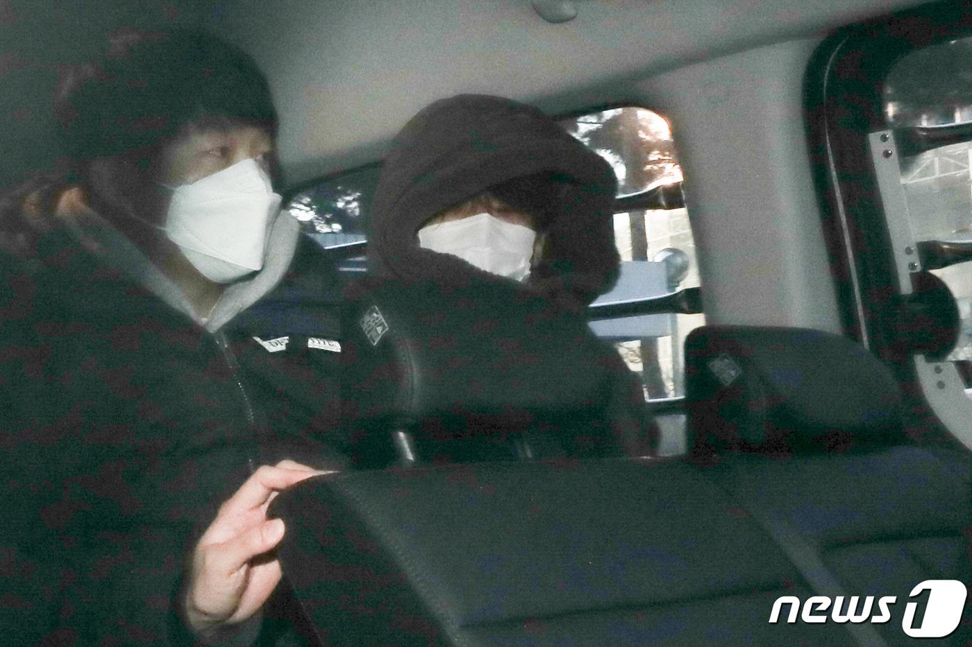 본문 이미지 - 택시기사와 집주인을 잔인하게 살해하고 시신을 유기한 혐의로 구속된 이기영이 1월4일 오전 경기 고양시 일산동부경찰서에서 검찰로 송치되고 있다. 공동취재) 2023.1.4/뉴스1 ⓒ News1 신웅수 기자