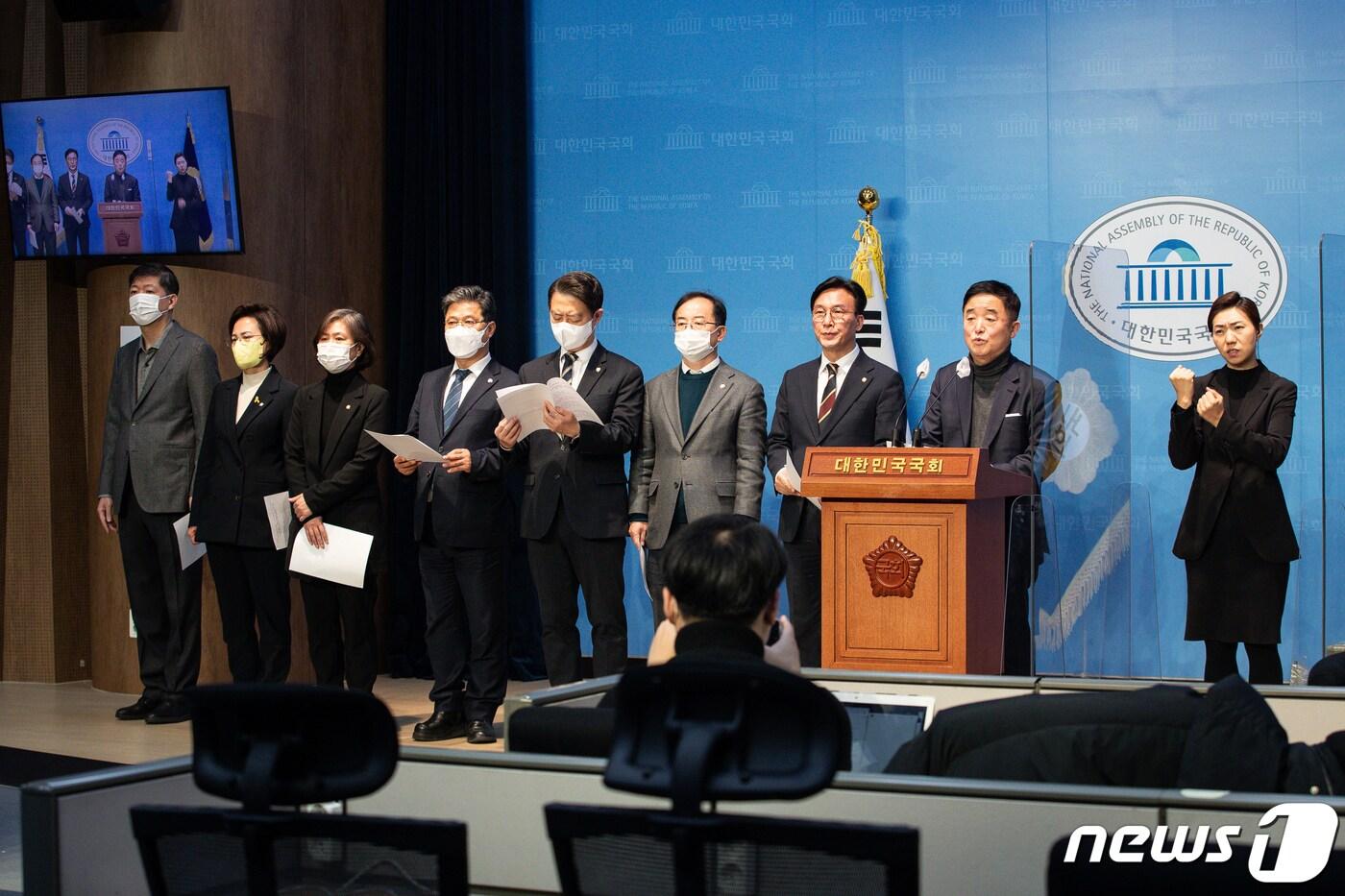 강득구 더불어민주당 의원을 비롯한 야당 교육위원들이 4일 서울 여의도 국회 소통관에서 기자회견을 열고 국가교육과정&#40;사회&#41; 내 5·18 민주화운동 삭제를 규탄하고 개정 교육과정에 즉각 반영을 촉구하고 있다. 2023.1.4/뉴스1 ⓒ News1 유승관 기자