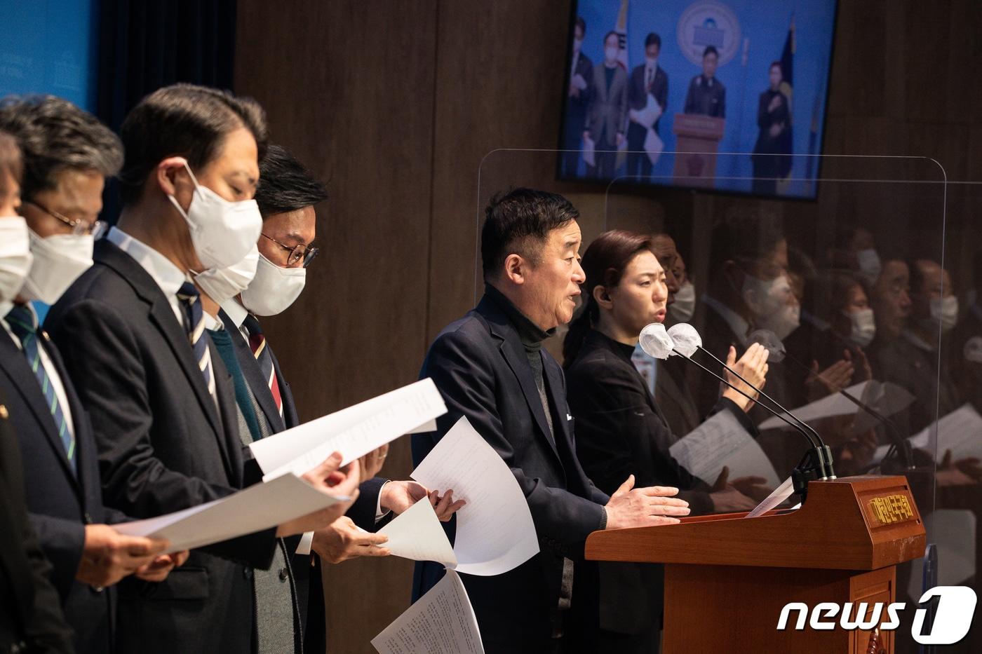 본문 이미지 - 강득구 더불어민주당 의원을 비롯한 야당 교육위원들이 4일 서울 여의도 국회 소통관에서 기자회견을 열고 국가교육과정(사회) 내 5·18 민주화운동 삭제를 규탄하고 개정 교육과정에 즉각 반영을 촉구하고 있다. 2023.1.4/뉴스1 ⓒ News1 유승관 기자