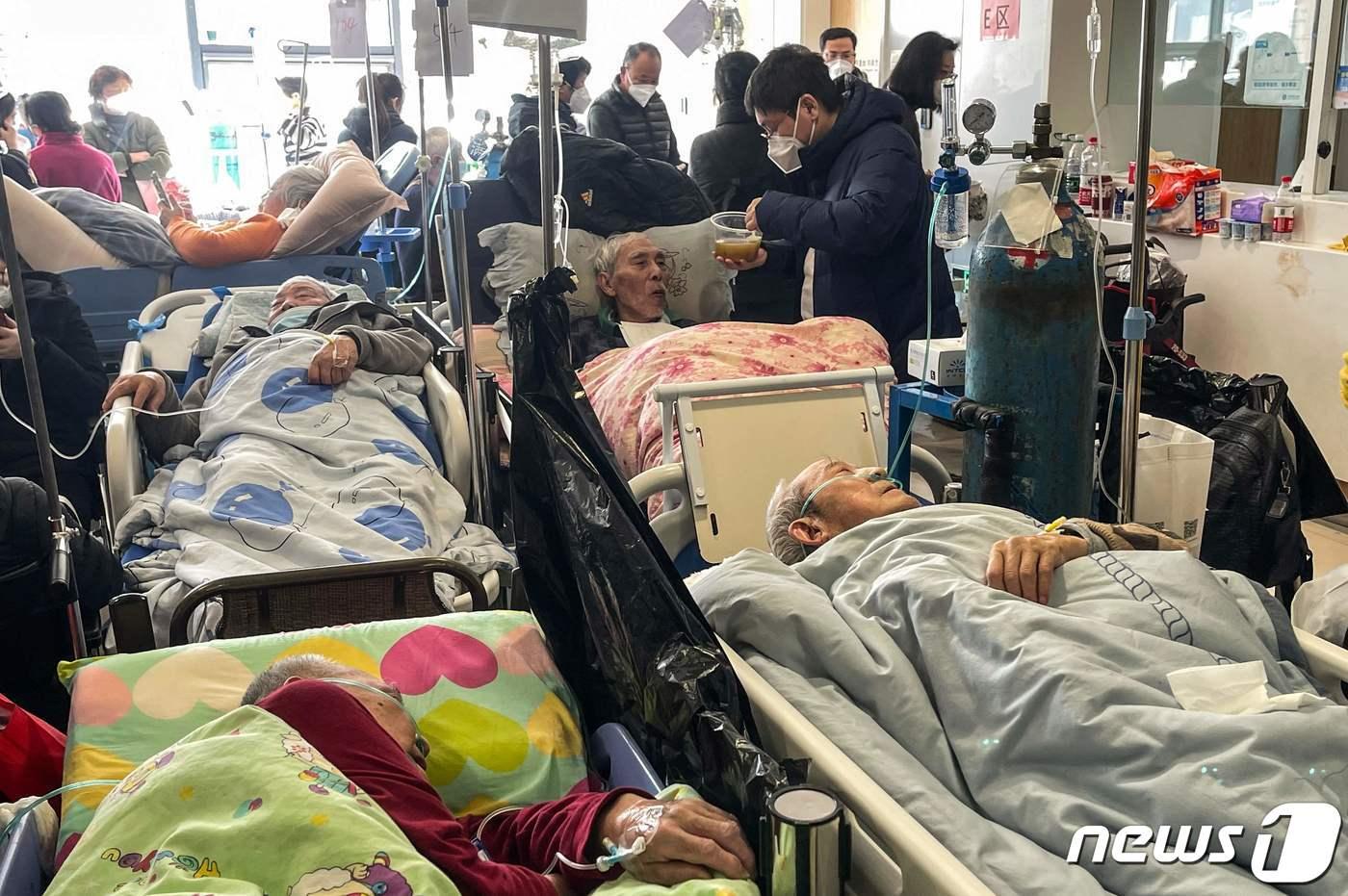 3일 코로나19 확산 속 중국 상하이 통렌 병원 로비에 환자가 꽉 찬 모습이 보이고 있다. ⓒ AFP=뉴스1 ⓒ News1 우동명 기자