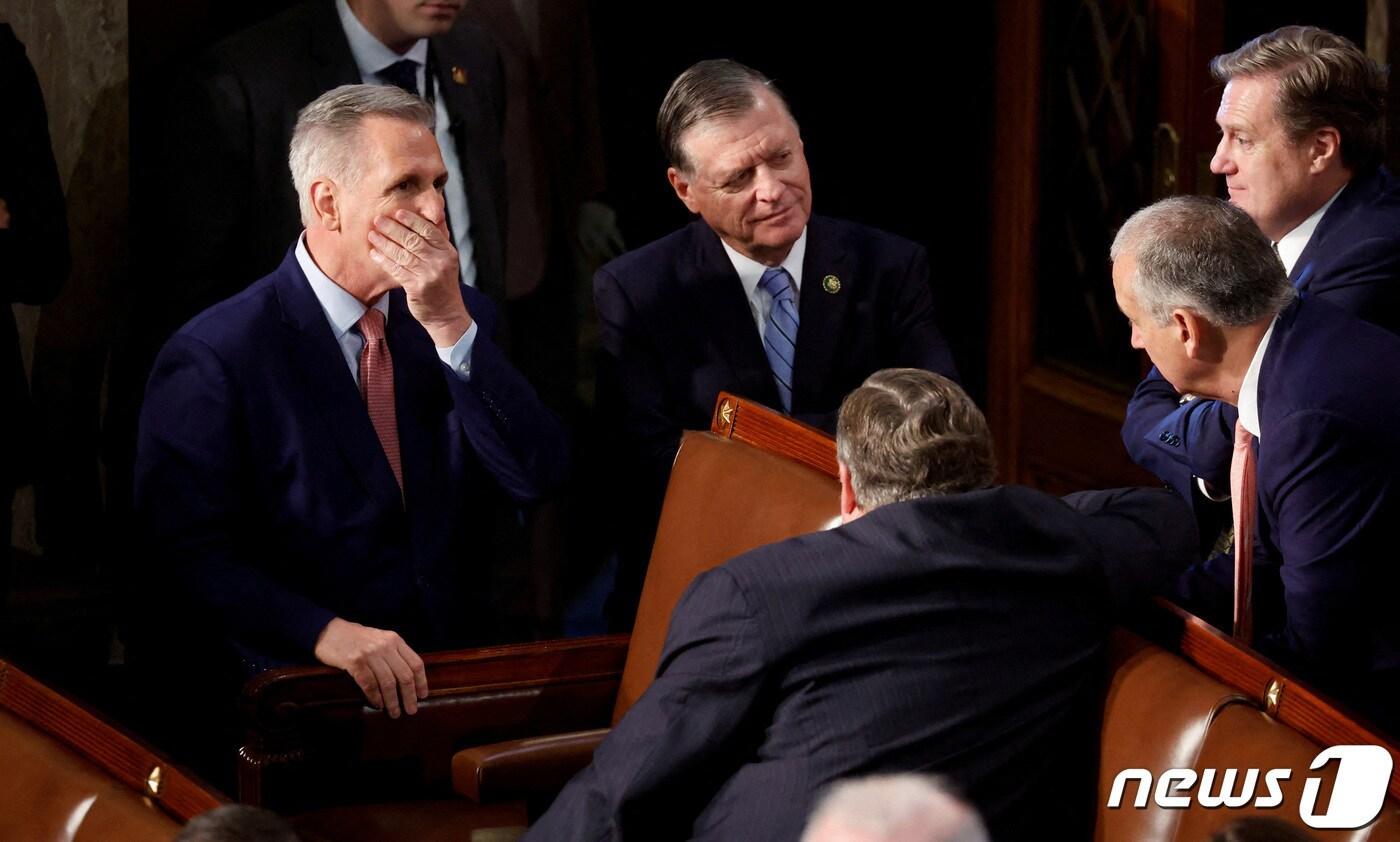 3일(현지시간) 미국 워싱턴 의사당에서 열린 하원의장 선거에서 케빈 매카시 의원이 동료 의원들과 대화하며 입가를 손으로 감싸쥐고 있다. 매카시 의원은 재임에 도전 중이다. 이날 표결은 현재 3차까지 진행됐으나 여전히 결정이 나지 않은 상황이다. ⓒ 로이터=뉴스1 ⓒ News1 권진영 기자