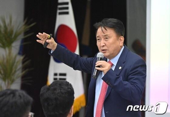 본문 이미지 - 레이크파크 르네상 사업 방향을 설명하는 김영환 지사. / 뉴스1 