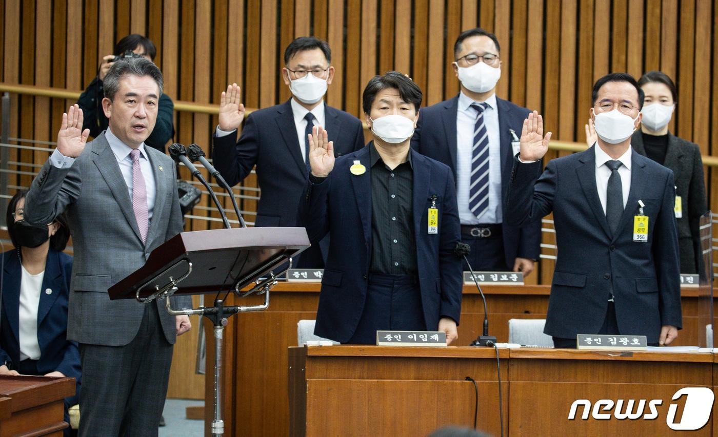 본문 이미지 - 윤희근 경찰청장을 비롯한 증인들이 4일 서울 여의도 국회에서 열린 용산 이태원참사 진상규명과 재발방지를 위한 국정조사 1차 청문회에 출석해 증인 선서를 하고 있다. 앞줄 왼쪽부터 윤 청장, 이임재 전 용산경찰서장, 김광호 서울경찰청장. 2023.1.4/뉴스1 ⓒ News1 유승관 기자