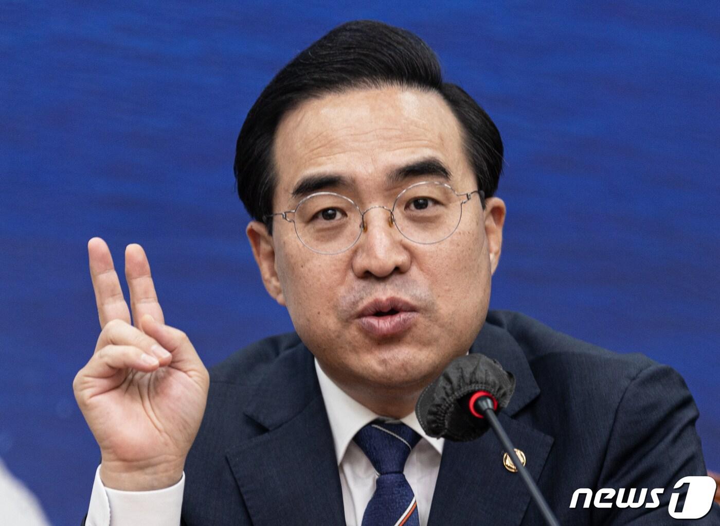 본문 이미지 - 박홍근 더불어민주당 원내대표가 4일 오전 서울 여의도 국회에서 열린 최고위원회의를 마친 후 취재진 질문에 답변하고 있다. 2023.1.4/뉴스1 ⓒ News1 이재명 기자