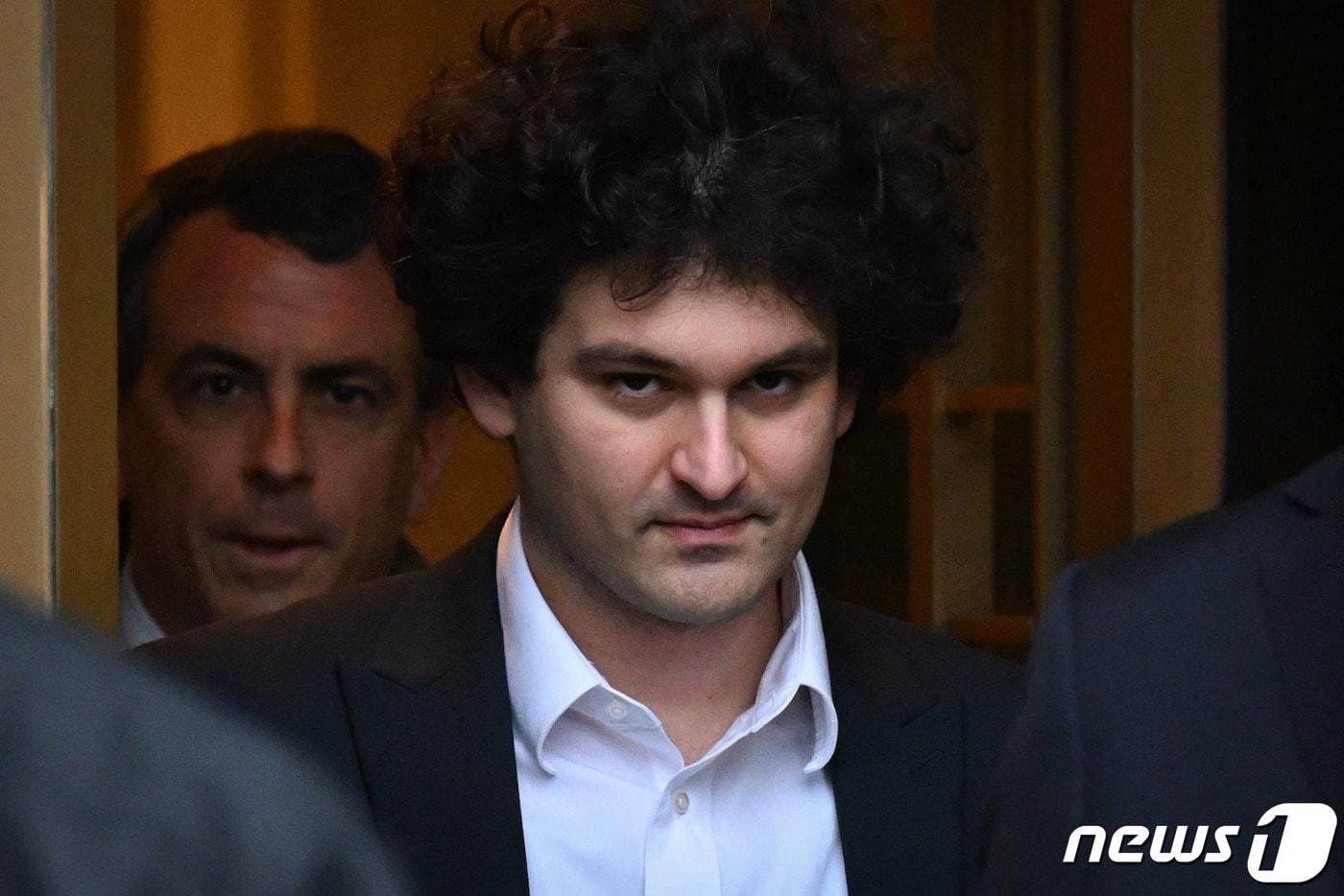 파산한 가상자산 거래소 'FTX'를 설립한 샘 뱅크먼-프리드가 미국 뉴욕 맨해튼 연방법원에서 나오고 있다. 2023.1.3. ⓒ AFP=뉴스1 