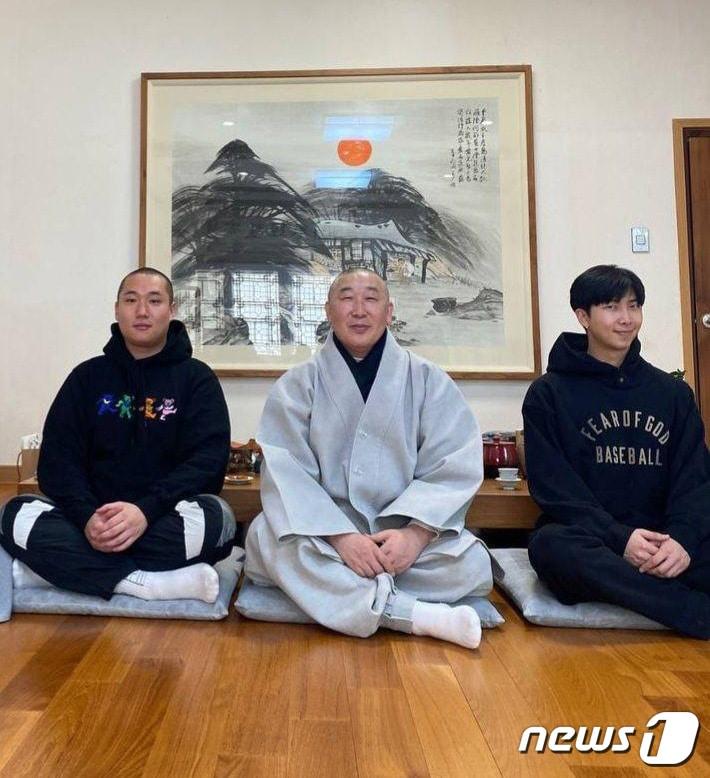 본문 이미지 - 그룹 방탄소년단&#40;BTS&#41;의 리더 RM&#40;맨 오른쪽··본명 김남준&#41;과 음악 프로듀서 강산&#40;맨 왼쪽&#41;이 지난달 29일 전남 구례군 화엄사를 찾아 주지 덕문스님과 기념사진을 찍고 있다. &#40;화엄사 제공&#41; 2023.1.4/뉴스1