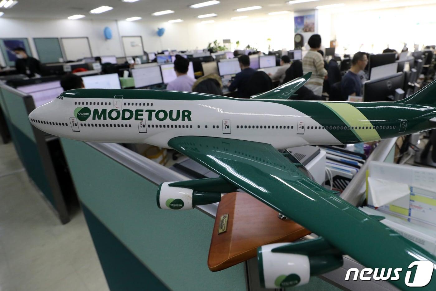 4일 서울 중구 모두투어 본사에서 직원들이 업무를 보고 있다.  2023.1.4/뉴스1 ⓒ News1 