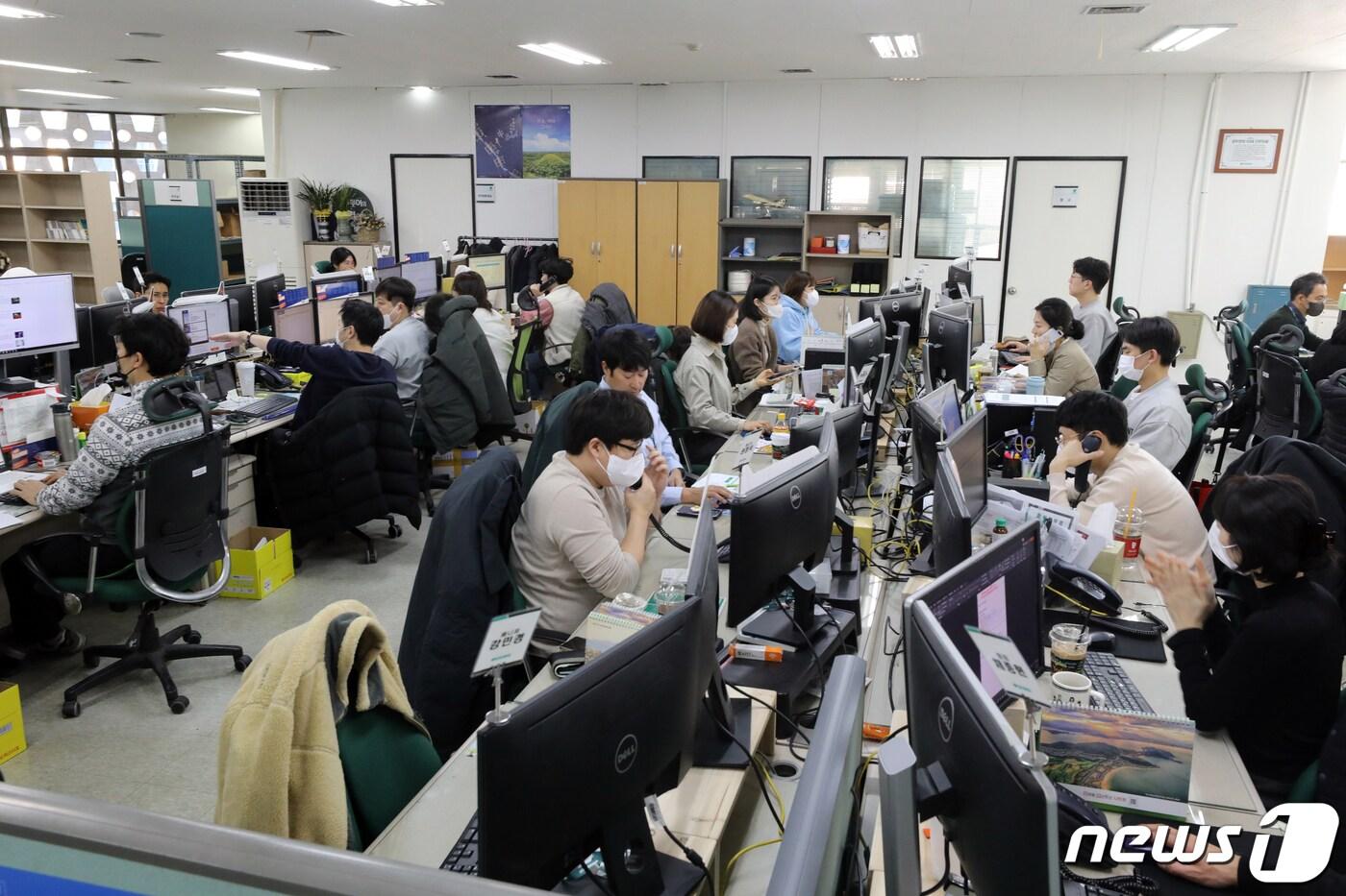 본문 이미지 - 서울 중구 모두투어 본사에서 직원들이 업무를 보고 있다.  2023.1.4/뉴스1 ⓒ News1  