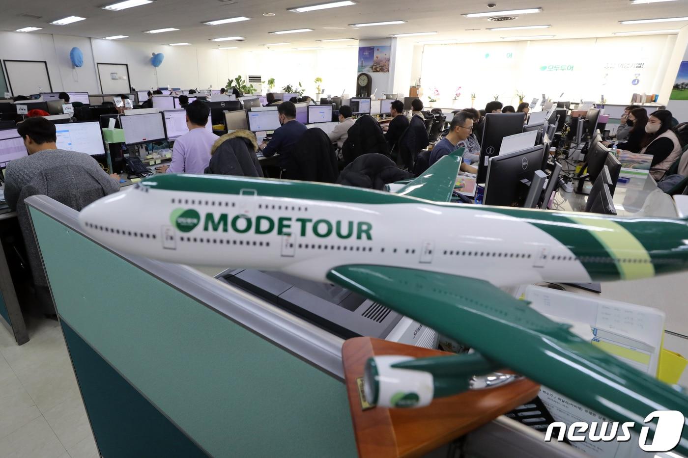 서울 중구 모두투어 본사에서 직원들이 업무를 보고 있다. 2023.1.4/뉴스1 ⓒ News1 황기선 기자