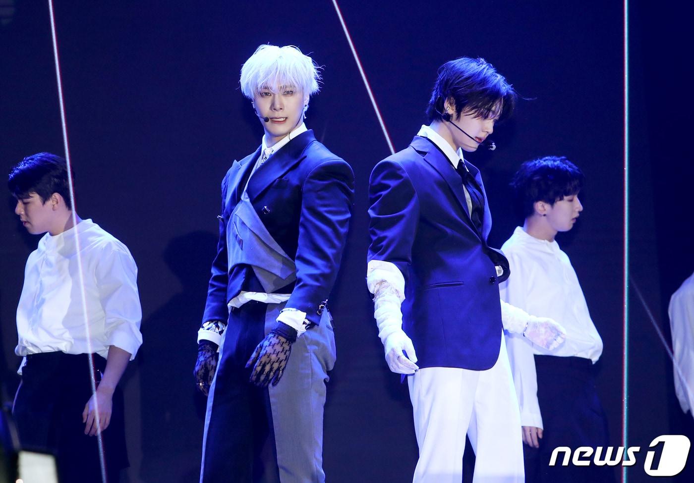 그룹 아스트로(ASTRO)의 유닛 문빈과 산하가 4일 서울 광진구 예스24라이브홀에서 가진 세 번째 미니앨범 '인센스(INCENSE)'발매 쇼케이스에서 타이틀곡 '매드니스(Madness)'를 선보이고 있다. 2023.1.4/뉴스1 ⓒ News1 권현진 기자