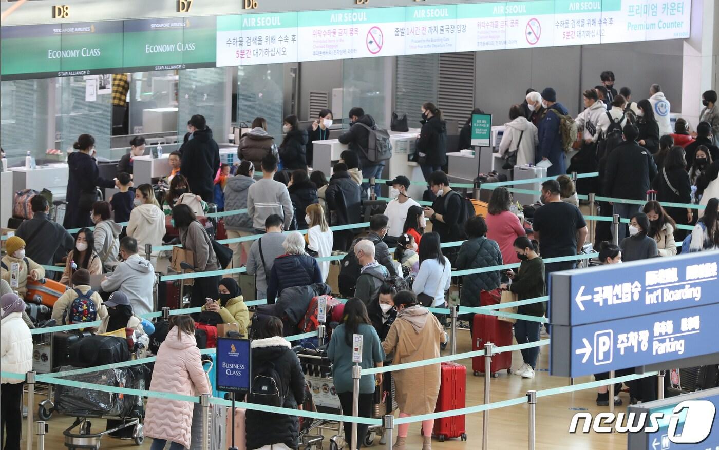 4일 인천국제공항 제1터미널에서 출국을 앞둔 여행객들이 티켓 발권을 위해 긴 줄을 서고 있다.  2023.1.4/뉴스1 ⓒ News1 장수영 기자